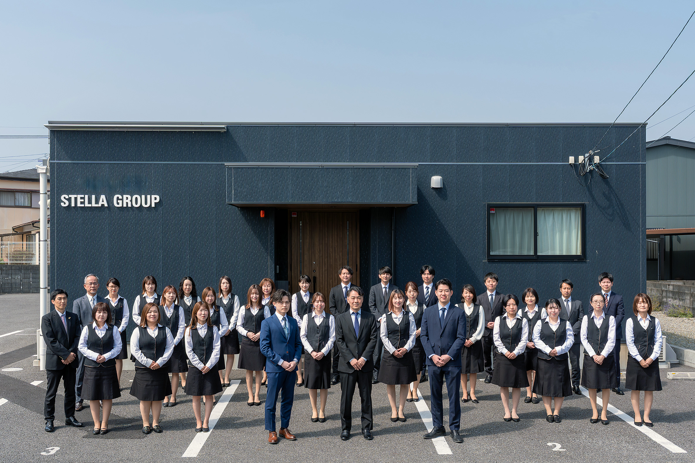 事務所外観＋集合写真